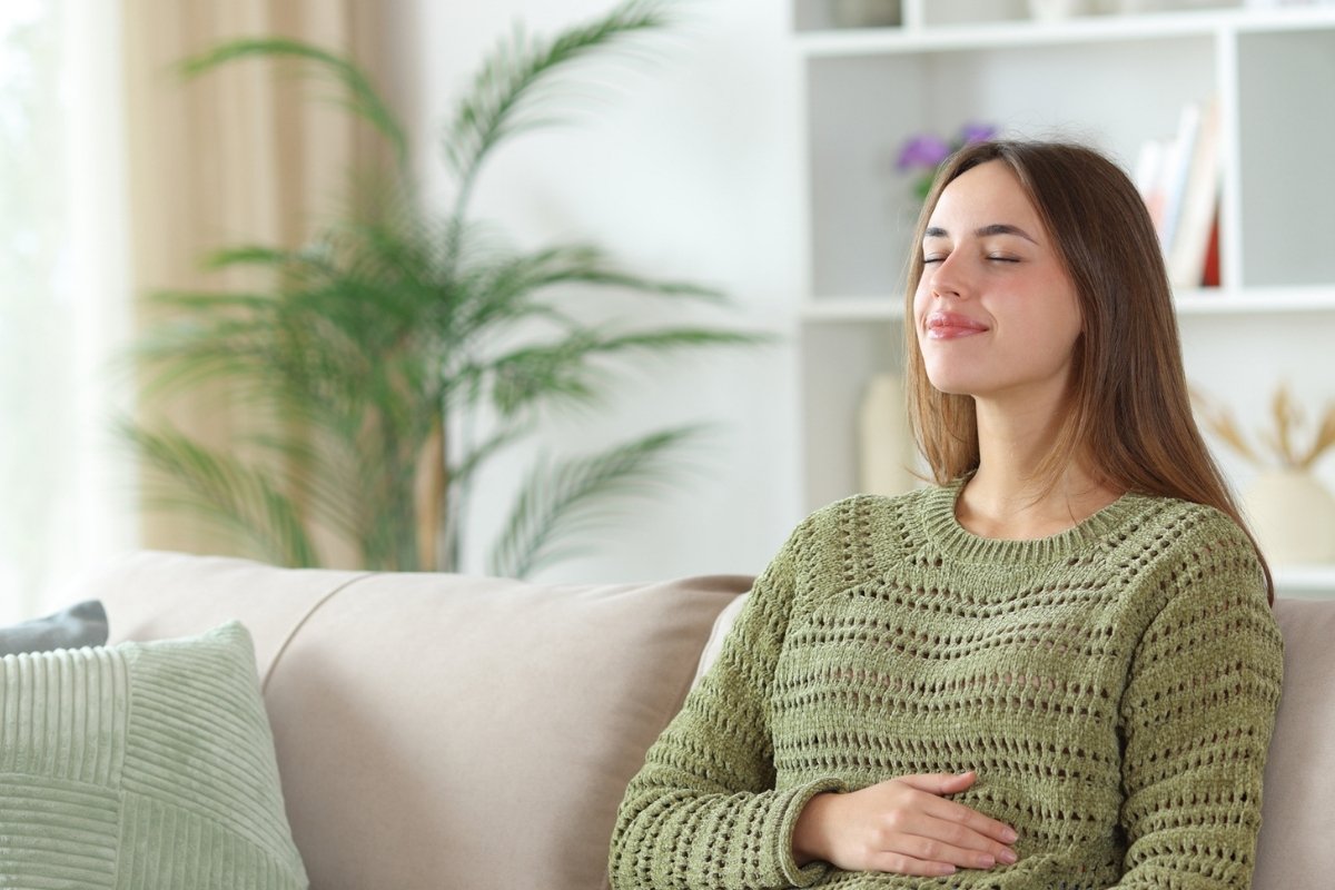 pani trzyma sięza brzuch