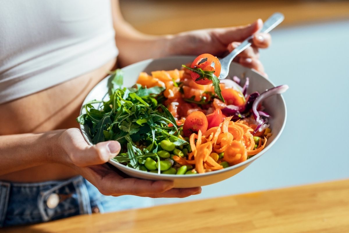 Miska z jedzeniem wspierającym zdrową dietę i funkcjonowanie wątroby